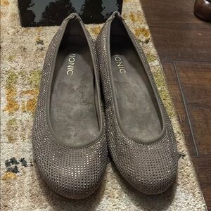 Vionic Gray Textured Flats for Versatile Comfort